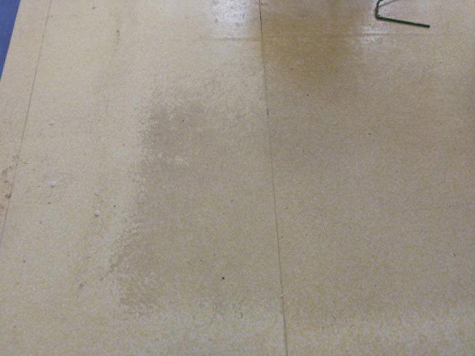 醫(yī)院地面磨損嚴重，失去光澤