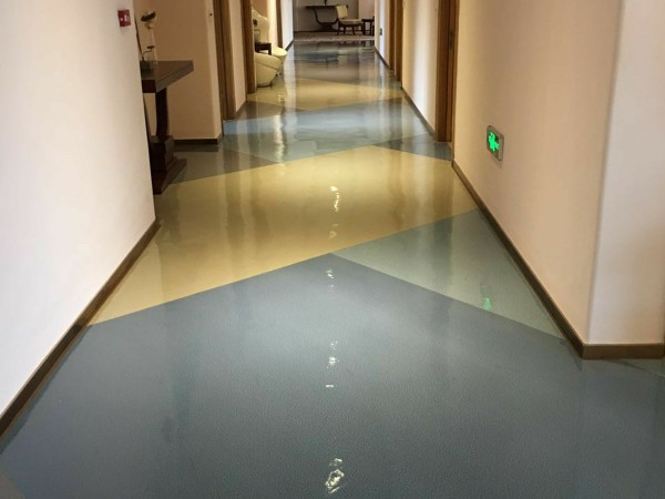 走廊PVC地板養(yǎng)護后 走廊PVC地板養(yǎng)護后