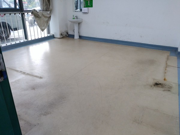 PVC地板養(yǎng)護(hù)前全景