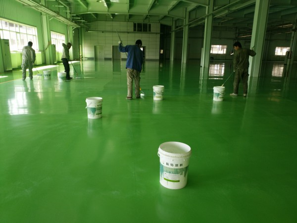 環(huán)氧地坪翻新施工中