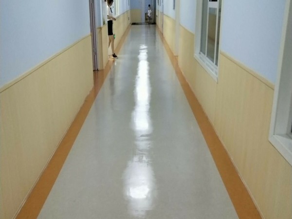 亞麻地板翻新后 