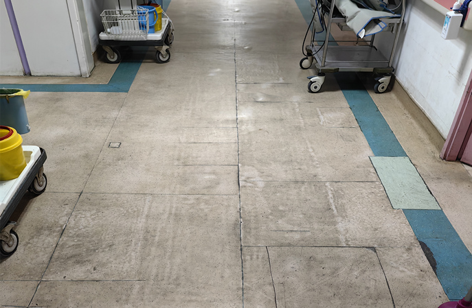 醫(yī)院塑膠地板被污染變色？塑立得快速翻新方案！
