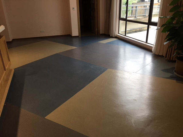 大廳PVC地板老舊劃傷 大廳PVC地板老舊劃傷